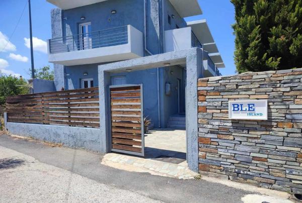 A la foto es mostra l'objecte Ble Island situat a la ciutat de Hersonissos.