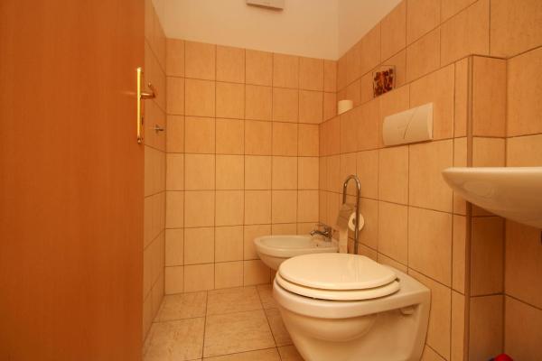 Foto 2: 409 - Vízparti lakóparkban teljes panorámás, modern 2 hálószobás apartman