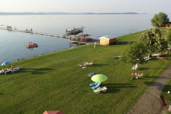 Foto 9: 409 - Vízparti lakóparkban teljes panorámás, modern 2 hálószobás apartman