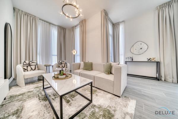 Na fotografii je vidět objekt Refined 2BR with Assistant Room at Mesk 1 Midtown Dubai Production City by Deluxe Holiday Homes nacházející se ve městě Dubaj.