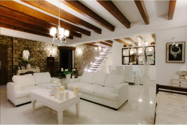 A la foto es mostra l'objecte White Diamond Villa situat a la ciutat de Mólos.