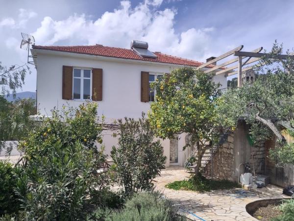 A la foto es mostra l'objecte Metropolis Villa situat a la ciutat de Vathí.