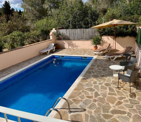Na zdjęciu widoczny jest obiekt Apartment in country house with views and pool położony w mieście Renau.