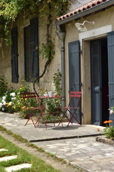 Στη φωτογραφία φαίνεται το αντικείμενο Un jardin et trois maisons που βρίσκεται στην πόλη Vanzay.