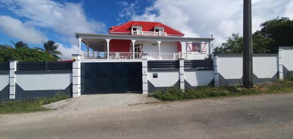 Na fotografii je vidět objekt Haut de Villa HAVA nacházející se ve městě Anse-Bertrand.