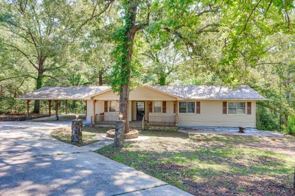 På billedet ses objektet Peaceful Alabama Vacation Rental with Large Deck beliggende i byen Jackson.
