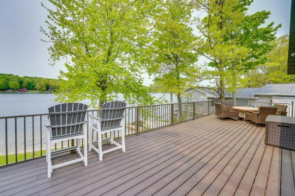 På bilden syns objektet Family Home on Crystal Lake with Private Beach! som ligger i staden Shelby.