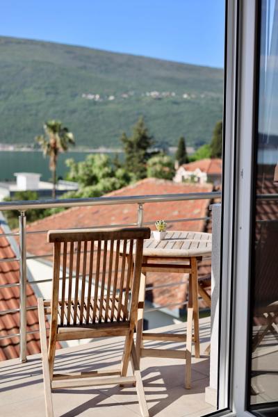A la foto es mostra l'objecte Little Sunshine situat a la ciutat de Herceg-Novi.