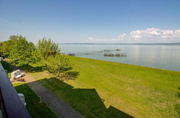 Billede 2: 976 - Lakóparkban teljes panorámás, közvetlen vízparti, 2 szobás modern apartman