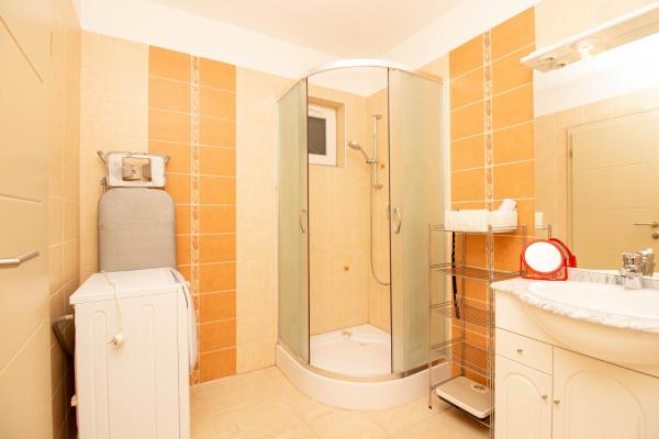Billede 7: 976 - Lakóparkban teljes panorámás, közvetlen vízparti, 2 szobás modern apartman