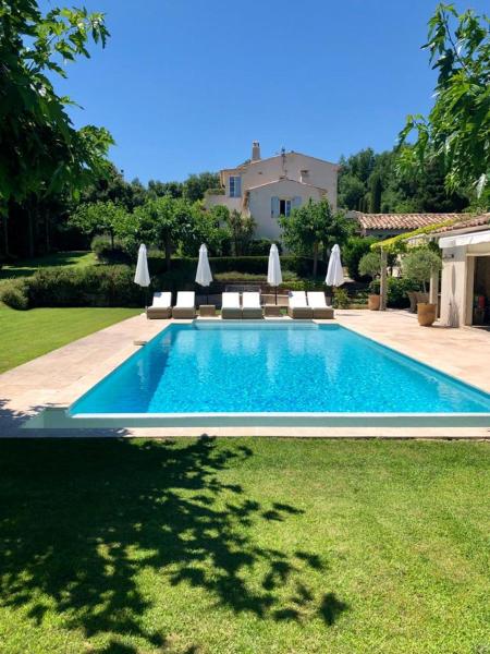 A la foto es mostra l'objecte Villa Milefleure situat a la ciutat de Grimaud.