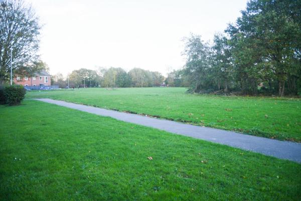 Na zdjęciu widoczny jest obiekt 2ndHomeStays- Willenhall-A Serene 3 Bed House with a Garden View-Suitable for Contractors and Families-Sleeps 9 - 7 mins to J10 M6 and 21 mins to Birmingham położony w mieście Willenhall.