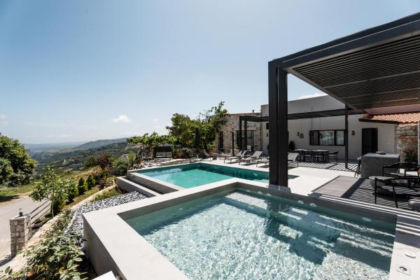 A la foto es mostra l'objecte Eumelia Iconic Villa, with Heated Pool & Whirlpool, By ThinkVilla situat a la ciutat de Marouloú.