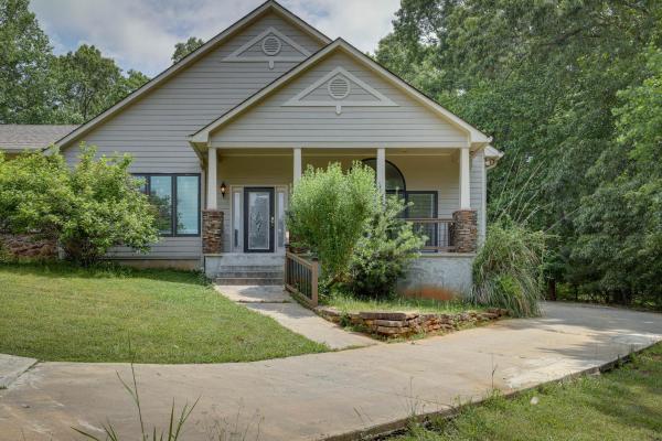 A la foto es mostra l'objecte Single-Story Home about 7 Mi to Old Towne Conyers! situat a la ciutat de Conyers.