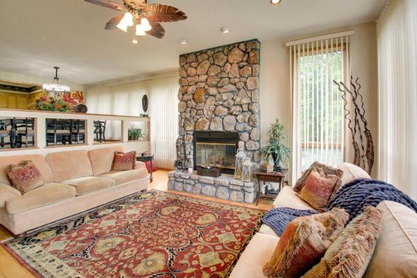 The photo shows the Lake Ouachita Vacation Rental with Community Pool located in the city of Joplin.