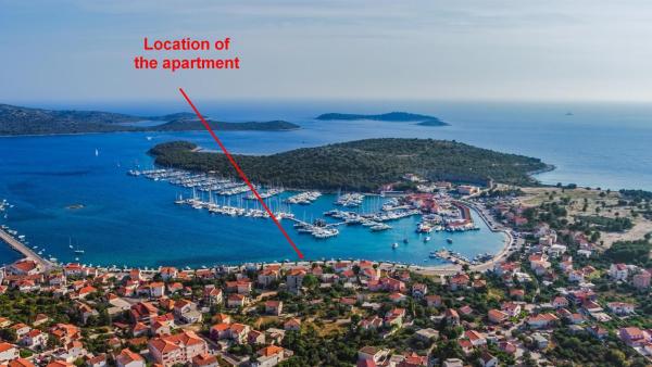 Фотография 3: Seafront apt with terrace 4 bedrooms and mooring