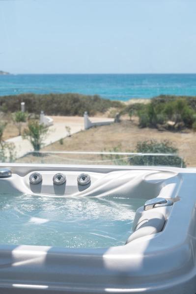 A la foto es mostra l'objecte Sea Lilies Suites situat a la ciutat de Plaka.