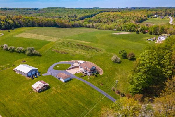 A la foto es mostra l'objecte Spacious Pennsylvania Vacation Rental with Backyard situat a la ciutat de Benezette.