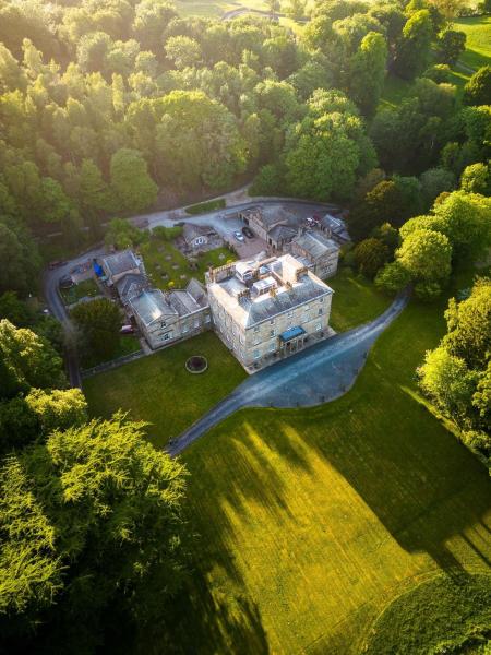 Na foto é possível ver o objeto Quernmore Park Hall localizado na cidade de Halton.