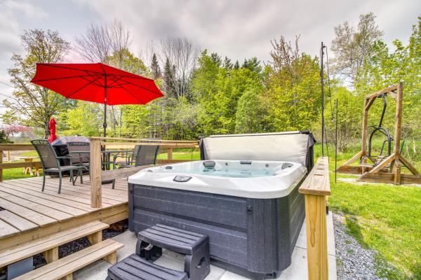 Nella foto è visibile l'oggetto Vermont Vacation Rental Hot Tub, Near Ski Resorts situato nella città di Mount Holly.