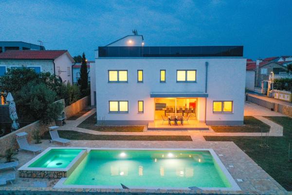 A la foto es mostra l'objecte Luxury eight bedroom villa with swimming pool and jacuzzi 100 meters from the sea situat a la ciutat de Vir.