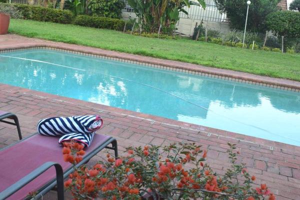 Foto 4: Poolside Tranquility