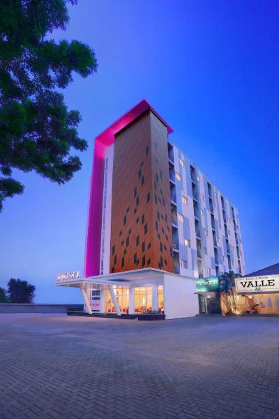 The photo shows the favehotel Simpang Lima - Semarang located in the city of Semarang.
