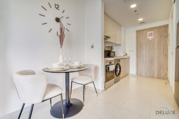Kuva 6: Sleek Studio at UNA Town Square Dubailand by Deluxe Holiday Homes