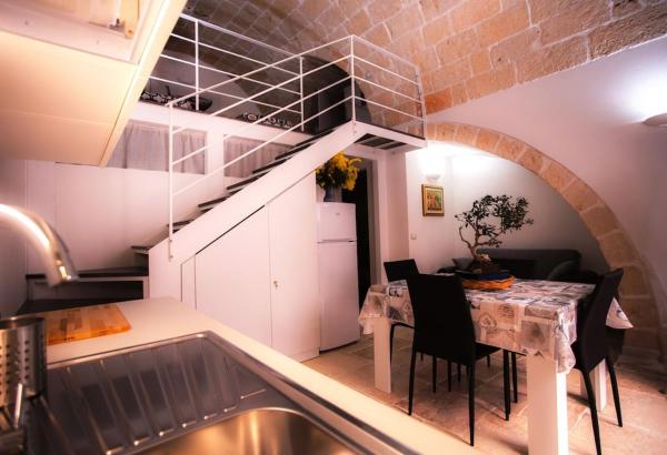 A la foto es mostra l'objecte Casa Aureliana situat a la ciutat de Polignano a Mare.