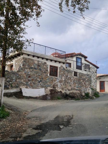 Kuvassa näkyy kohde THE ROCK HOUSE - Beautiful countryside with mandarins oranges and olive trees,. Near Limassol at Eptagonia village., joka sijaitsee kaupungissa Ora.