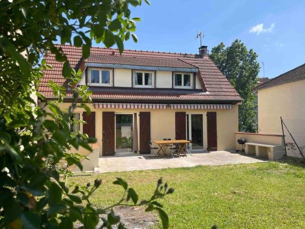 På billedet ses objektet Maison familiale à Nanterre - Paris beliggende i byen Nanterre.