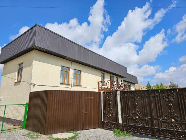 A la foto es mostra l'objecte Guest House Tenir Too situat a la ciutat de Naryn.