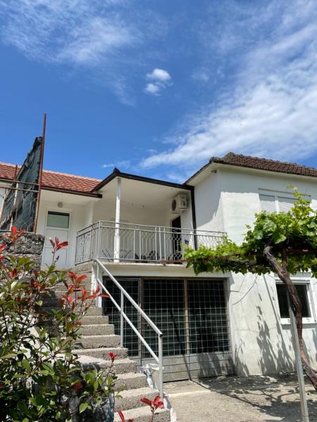 写真にはポドゴリツァ市にあるHoney Homeが写っています。