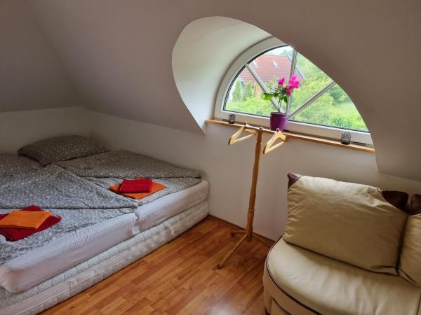 Na fotografii je vidět objekt Jurta Hotel Balatongyörök nacházející se ve městě Becehegy.