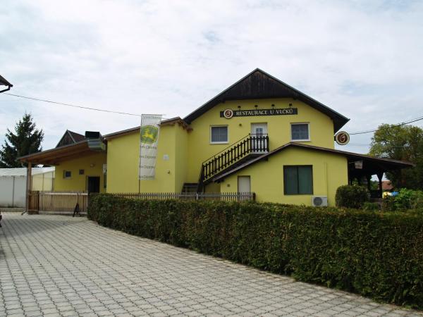 Na fotografii je vidět objekt Pension u Vlčků nacházející se ve městě Hněvnice.