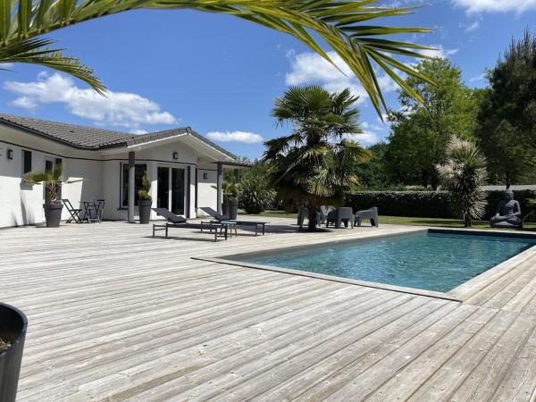 写真にはSaumos市にあるVilla avec piscine chauffée proche plage Océaneが写っています。