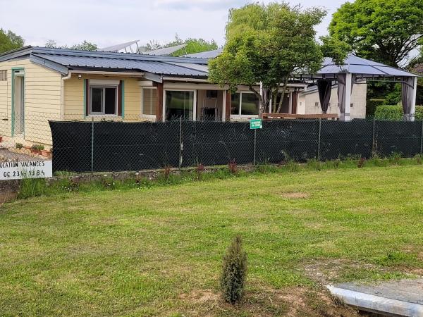 Na foto é possível ver o objeto Maison au bord du canal localizado na cidade de Charrey-sur-Saône.