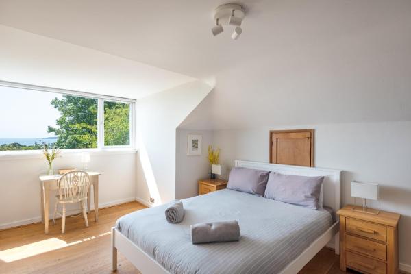 Foto 3: Manacles - Spacious flat near beach with sea views & parking