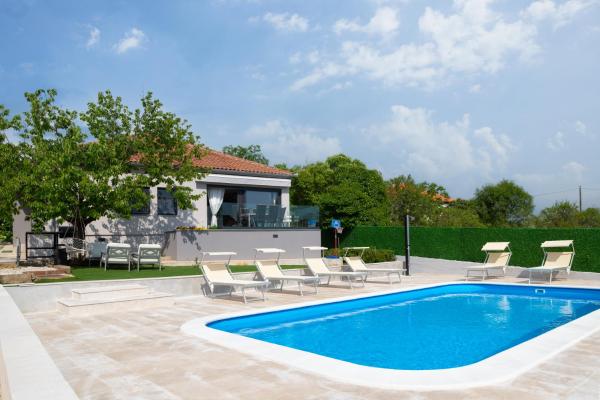 A la foto es mostra l'objecte Villa Voyage situat a la ciutat de Crno.