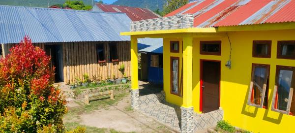 En la foto se muestra el objeto Ruteng Hostel ubicado en la ciudad de Ntuar.
