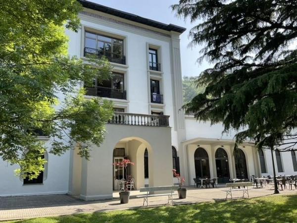 A la foto es mostra l'objecte Balneario de Cestona situat a la ciutat de Iraeta.