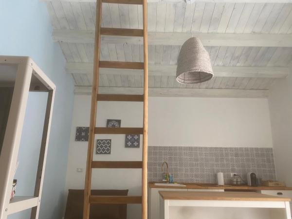 A la foto es mostra l'objecte La Naca piede a terra situat a la ciutat de Noto.