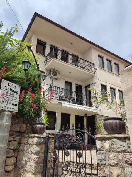 A la foto es mostra l'objecte Villa Dudinka situat a la ciutat de Ohrid.