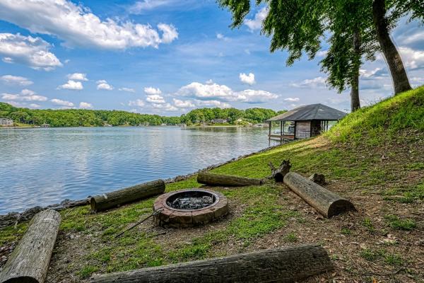 Na zdjęciu widoczny jest obiekt Still Waters położony w mieście Moneta.