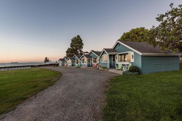 The photo shows the Juan de Fuca Waterfront Hotel & Cottages located in the city of Sequim.