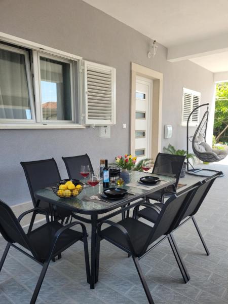 På bilden syns objektet Apartman Mihe som ligger i staden Orebić.