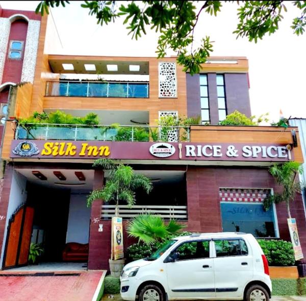 På billedet ses objektet Hotel Silk Inn Luxury At No Cost beliggende i byen Lucknow.
