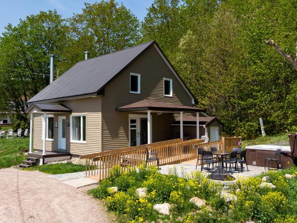 A la foto es mostra l'objecte Accessible Trails with Private Hot tub and Firepit situat a la ciutat de Rivière-à-Pierre.