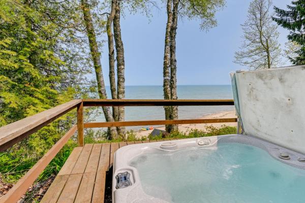 Na zdjęciu widoczny jest obiekt Beachy Palms Cottage on Lake Huron with Hot Tub! położony w mieście Deckerville.