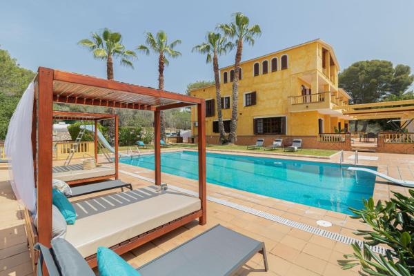 A la foto es mostra l'objecte Villa Golf Sitges situat a la ciutat de Vilanova i la Geltrú.